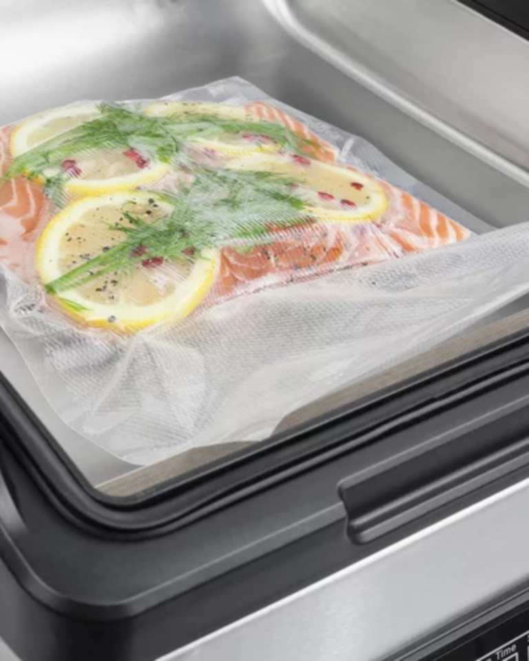 Avec la machine sous vide, elle met les aliments au calme plat.