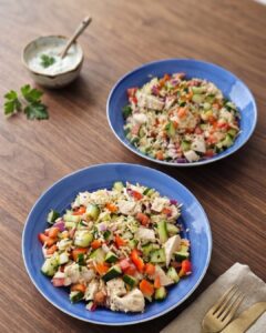 Salade de poulet, riz complet et légumes d’été