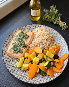 Suprême de saumon ail et aneth, riz complet et courgette carotte